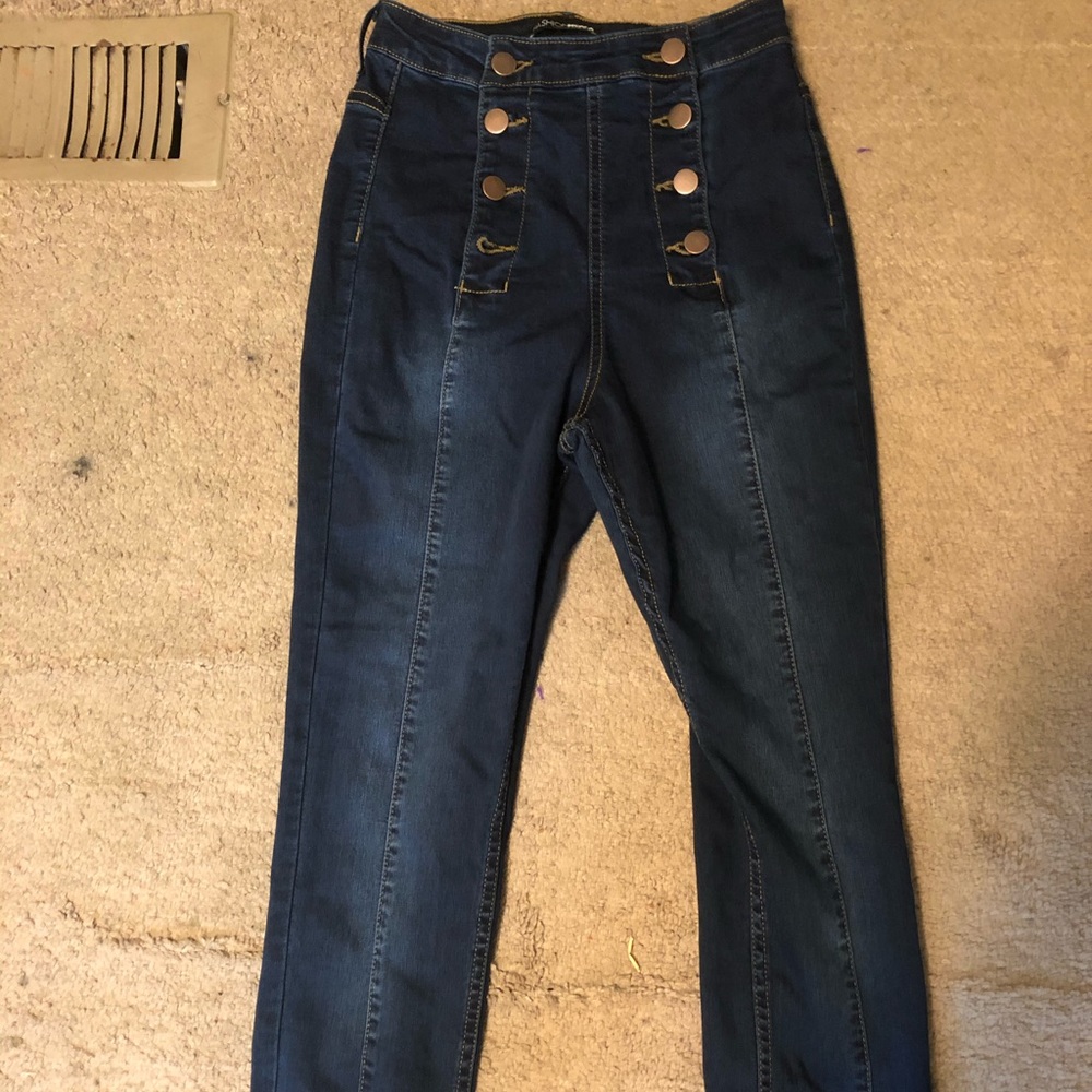 Pin up style high waisted jeans